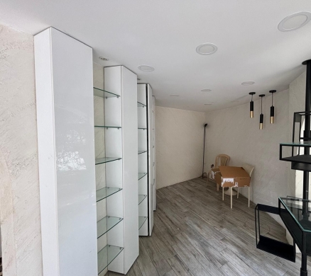 80 SQM Shop For Rent In Badaro — 2