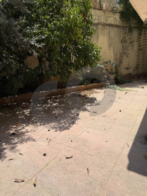 DEAD END NEIGHBORHOOD/SPACIOUS GARDEN/NEED FULL RENOVATION/Ras beirut,beirut/رأس بي… — 2