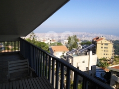 Un tr&egrave;s beau roof &agrave; Ain saadeh avec une superbe vue de L'aeroport jusqu'a jounieh