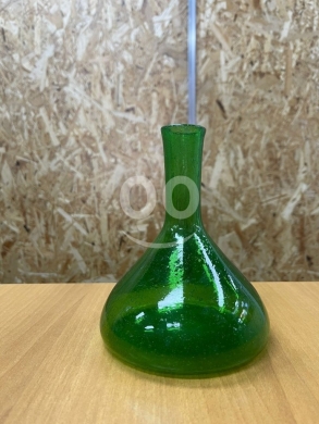 Home & Garden in Verdun - فازة زجاجية زمردية بتصميم ريترو للديكور | Emerald Green Glass Decorative Vintage Vase