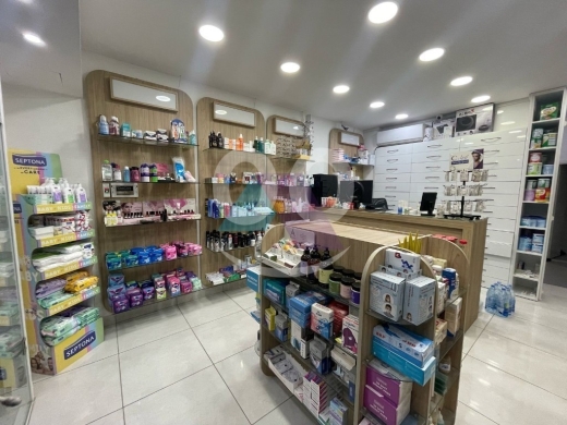 Commercials for rent in Dekouaneh - A 35 m2 Pharmacy for rent in Dikwene