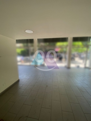 Commercials for rent in Verdun - A 400 m2 Showroom for rent in Verdun