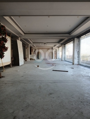 Commercials for rent in Dekouaneh - 550m2 showroom with Prime Location 4rent in Dikwene - صالة عرض للإيجار في موقع مميز في الدكوانة