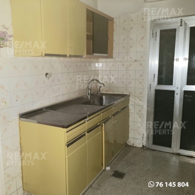 Commercials for rent dans Azmi - R9-360 Showroom and apartment for rent in Azmi, Tripoli !