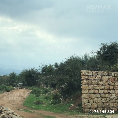 Lands for sale in Nakhleh - R9-968 Land for Sale in Nakhle Koura &ndash; 1,951 m&sup2;, Residential أرض للبيع في النخلة الكورة &ndash; 1,951 متر مربع، تنظيم سكني 20/40