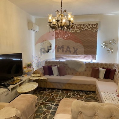 شقق للبيع في ساحة النور - R9-1662 150 sqm Apartment for sale on a lively street !