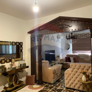 R9-1662 150 sqm Apartment for sale on a lively street ! — 2