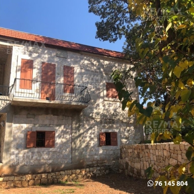Commercials for sale in Bakhoun - R9-138 Classic Lebanese house for sale in Dinniyeh