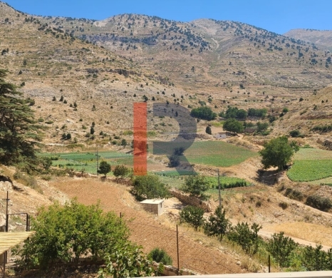 R9-2511 Small Building for Sale in Danniyeh – Jerd Njass — 2