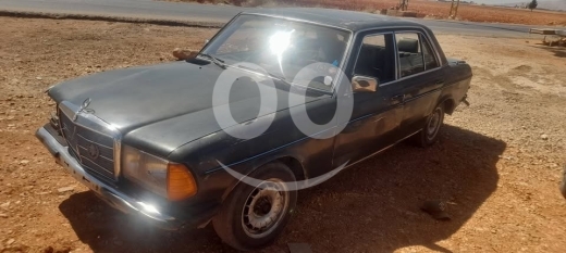 Mercedes-Benz in Baalback - مرسيدس ٢٤٠ مودل ٨٠