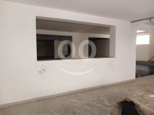Commercials for sale in Dekouaneh - محل للبيع في راس الدكوانة 400م2 250000$