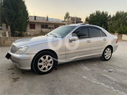 Mercedes-Benz in Hoch el-Oumara - Mercedes C320 Model 2002