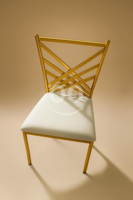 Other home furniture in Aley - كرسي ذهبي بظهر متقاطع ومقعد مبطن أبيض للمناسبات | Gold Cross-Back Event Chair with White Padded Seat