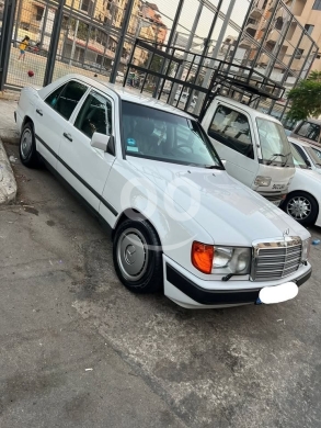 Mercedes-Benz dans Tripoli - Mercedes 230E 1982