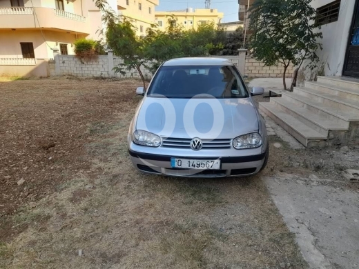 Volkswagen dans Beyrouth - Golf model 2003