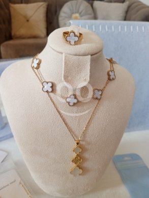 Vêtements, chaussures et accessoires dans Tripoli - طقم فان كليف أبيض فاخر - تصميم زهور راقي | White Van Cleef Set - Elegant Floral Design