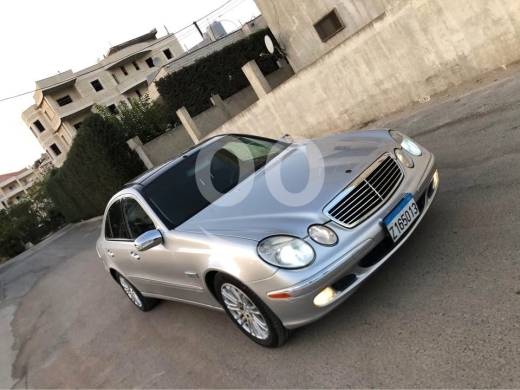 Mercedes-Benz in Mar Elias - Mercedes E320 Model 2003