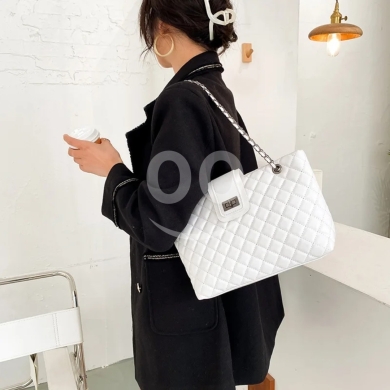 Vêtements, chaussures et accessoires dans Anfeh - حقيبة يد بيضاء أنيقة بتصميم مبطن وتفاصيل راقية | Elegant White Quilted Handbag with Chic Design