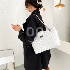 حقيبة يد بيضاء أنيقة بتصميم مبطن وتفاصيل راقية | Elegant White Quilted Handbag with Chic Design
