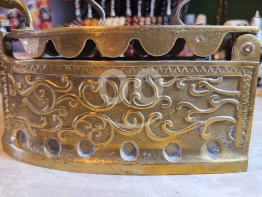 Antiques & Collectibles in Btouratij - مكواة فحم أنتيك نحاس كاملة - قطعة ديكور تراثية مزخرفة ونحاسية عتيقة