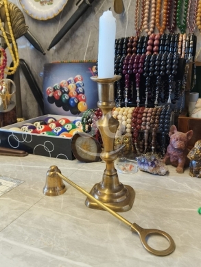 Antiques & Collectibles في Btouratij - طقم شمعدان وطفاية شمع من النحاس الأصفر - تصميم عتيق كلاسيكي للديكور
