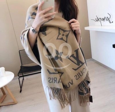 الملابس، الأحذية والزينة في أبو سمرا - شال Louis Vuitton Reykiavik الفاخر بلون بيج دافئ | Louis Vuitton Reykiavik Scarf in Beige and Black