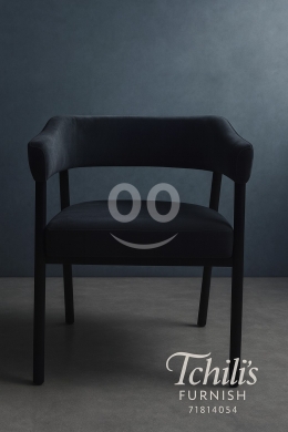 Mobilier et équipement de bureau dans Aley - كرسي مخملي أسود عصري بتصميم مريح وأرجل معدنية | Modern Black Velvet Armchair with Sleek Metal Legs