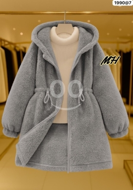 Clothes, Footwear & Accessories in Ras-Beyrouth - جاكيت نسواني فرو