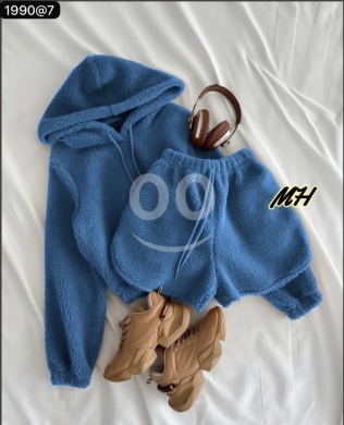 Clothes, Footwear & Accessories in Ras-Beyrouth - طقم نسواني فرو