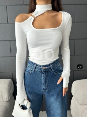 Vêtements, chaussures et accessoires dans Kobbeh - توب نسائي بأكمام طويلة بقصة مميزة ورقبة "تشوكر" | كتف مكشوف ضيق من الليكرا
