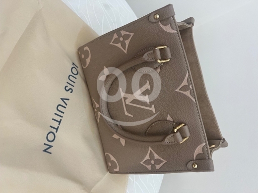 الملابس، الأحذية والزينة في أبو سمرا - حقيبة Louis Vuitton OnTheGo بحجم متوسط ولون بيج راقي | Louis Vuitton OnTheGo MM Monogram Empreinte
