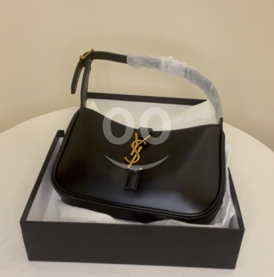 Clothes, Footwear & Accessories in Abou Samra - حقيبة Saint Laurent LE 5 &Agrave; 7 الراقية بحجم متوسط | Saint Laurent LE 5 &Agrave; 7 Medium Hobo Bag in Smooth L