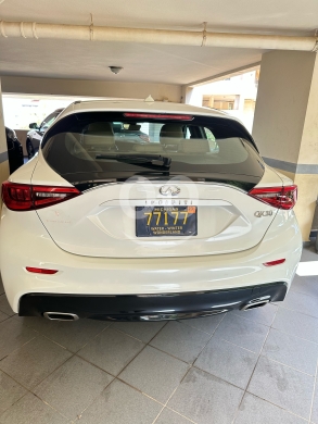 Infiniti in Dawhet Aramoun - 2017 Infiniti QX30 Sedan for Sale | White Luxury Car - 80,000 Miles