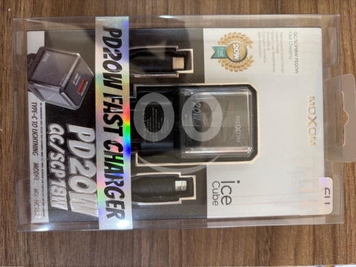 Mobile accessories in Bab Al Ramel - شاحن موكسوم سريع 20 واط مع كابل تايب سي لايتنينج | MOXOM PD 20W Fast Charger & Cable
