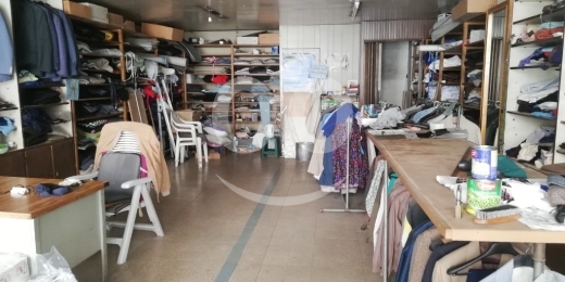 Vêtements, chaussures et accessoires dans Al Midan - تصفية على محل البسة قديمة ستاندات حديد لتعليق الألبسة رفوف خشب البسة وان دولار