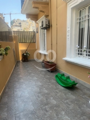 Apartments for sale in Ras El Nabaa - عقار كامل للبيع/بيروت راس النبع شارع رئسي