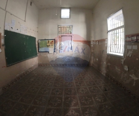 عقارات تجارية للبيع في Basatin Tripoli - R9-2828 School for Sale in Abou Samra - 840 m² Near Tripoli Castle