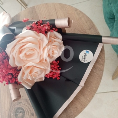 Other Goods in Khalde - 3 Large Blush Satin Roses Bouquet Forever Black & Peach Floral Gift