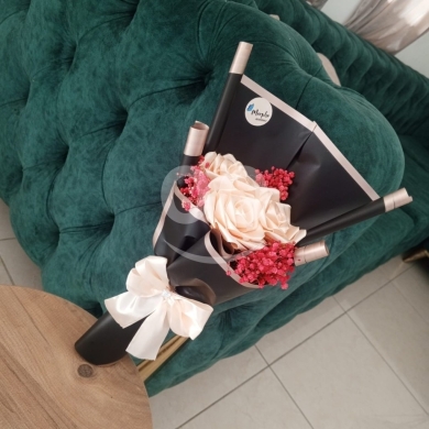 Other Goods in Khalde - Modern 3-Rose Satin Bouquet: Blush Pink & Black Everlasting Gift