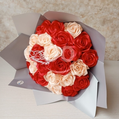 Other Goods in Khalde - Luxury Satin Rose Bouquet 23 Red & Beige Roses