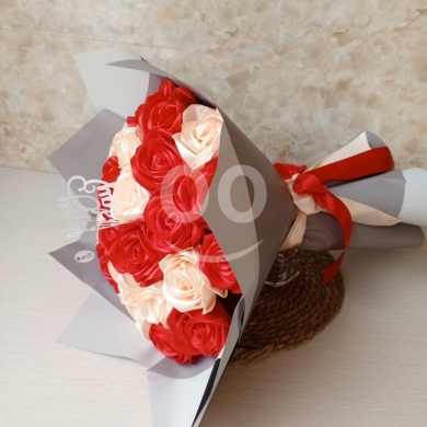 Other Goods in Khalde - Elegant 25 Satin Rose Bouquet