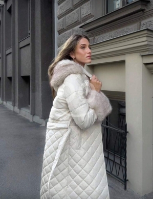 الملابس، الأحذية والزينة في طرابلس - معطف نسائي طويل مبطن بياقة وأكمام فرو فاخرة | Elegant Long Quilted Puffer Coat with Faux Fur Trim