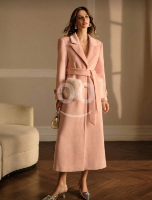 Vêtements, chaussures et accessoires dans Tripoli - معطف نسائي طويل وردي مزين بألواح من الفراء | Elegant Pink Long Coat with Faux Fur Panels