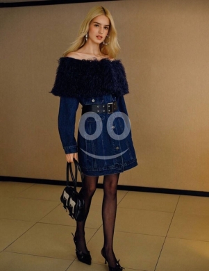 Vêtements, chaussures et accessoires dans Tripoli - فستان جينز عصري مكشوف الأكتاف مع تفاصيل فرو | Trendy Off-Shoulder Denim Dress with Faux Fur Trim