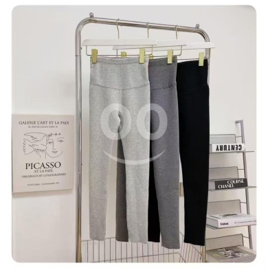 Clothes, Footwear & Accessories in Beirut City - ليغينز نسائي عالي الخصر مبطّن بالفرو