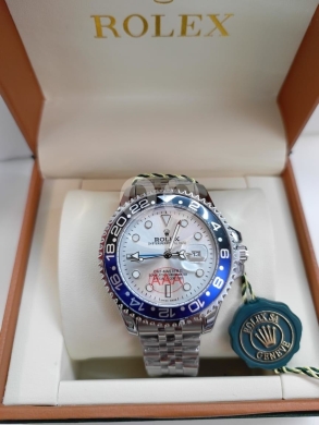 Clothes, Footwear & Accessories in Other - ساعة رجالية فخمة مع علبتها الأصلية بسعر مميز | Elegant Men&#039;s Watch with Original Box for $25