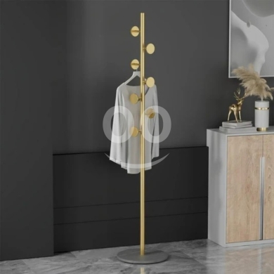 المنزل والحديقة في مدينة بيروت - Modern Gold Metal Coat Rack