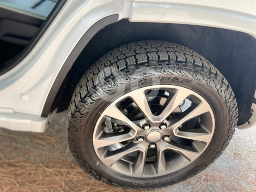 2017 Jeep Grand Cherokee Overland V8 - White Luxury SUV - Low Mileage — 6