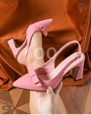 Clothes, Footwear & Accessories in Beirut City - Elegant Pink Patent Leather Block Heels with Bow