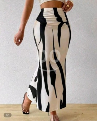 Clothes, Footwear & Accessories in Beirut City - تنورة طويلة بخصر عالٍ بطبعة أبيض وأسود